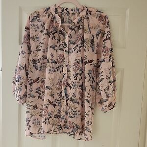 Chic Floral Blouse in Soft Pink
